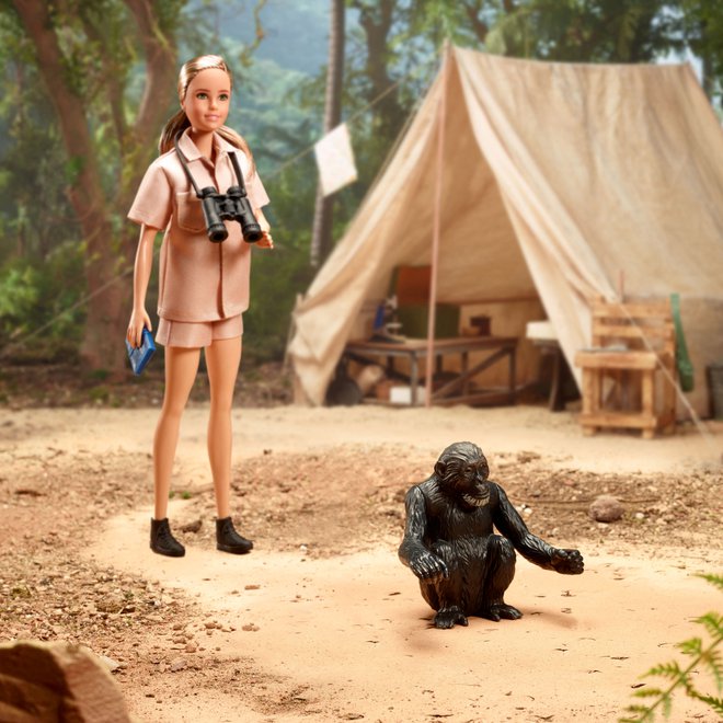 Barbika ima ob sebi tudi šimpanza. FOTO: Jane Goodall Institute/Reuters
