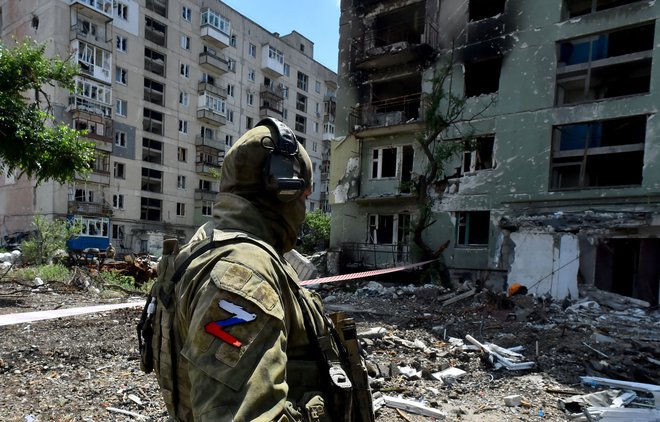 Ruski vojak nadzira uničen predel mesta Severodonetsk. FOTO: Olga Maltseva/AFP
