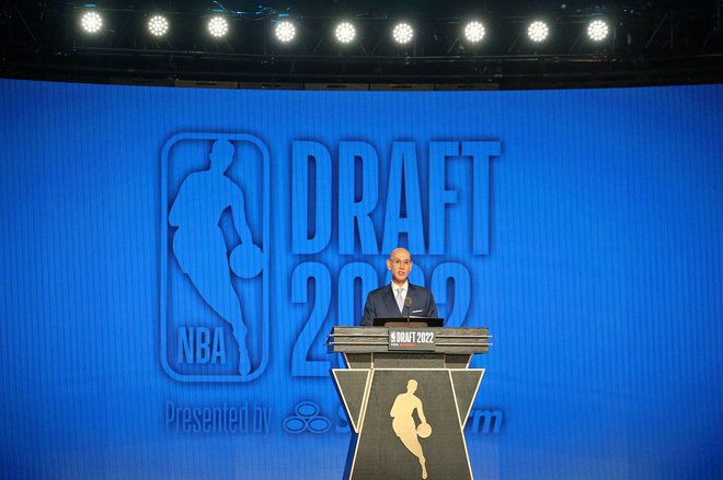 Komisar lige NBA Adam Silver med nagovorom&nbsp;na junijskem naboru, ki ga je že tradicionalno gostil brooklynski Barclays Center.&nbsp;FOTO: Brad Penner/USA Today Sports
