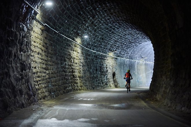 Ko bo po trasi železniške proge zgrajena še 9,4 kilometra dolga kolesarska proga med Velenjem in Mislinjo skozi Hudo luknjo, se bo na tej relaciji mogoče peljali skozi šest predorov. FOTO: Tomo Jeseničnik
