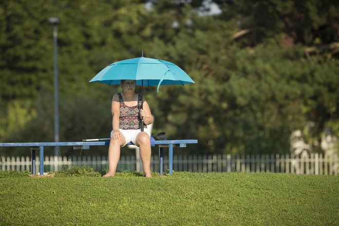 Vročina škoduje zlasti starejšim in otrokom, ljudem s prekomerno telesno težo, bolnim, živečim v manj primernih stanovanjih in delavcem na prostem. FOTO: Jure Eržen/Delo
