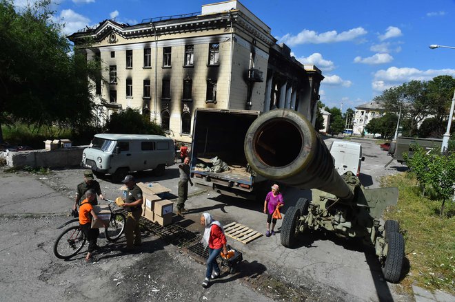 Prebivalci ukrajinskegha mesta Lisičansk prejemajo rusko humanitarno pomoč, medtem ko se vojaški spopad v državi nadaljuje. FOTO:&nbsp;Olga Maltseva/Afp
