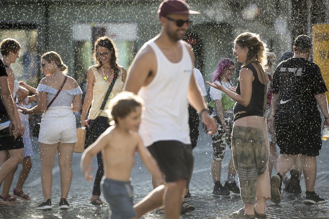 Lani je bilo v Ljubljani četrto najbolj vroče poletje od začetka meritev. Prestolnica izstopa po visokih temperaturah tudi zaradi urbanega toplotnega otoka. FOTO:&nbsp;Jure Eržen/Delo

