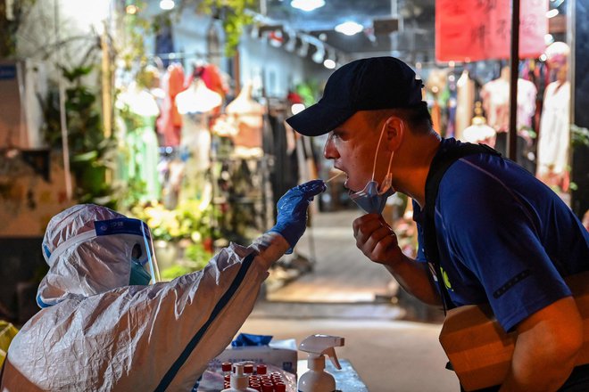 V Šanghaju se virus znova širi, če lahko tako poimenujemo 400 primerov, ki so jih potrdili v minulih 12 dneh. FOTO: Hector Retamal/AFP
