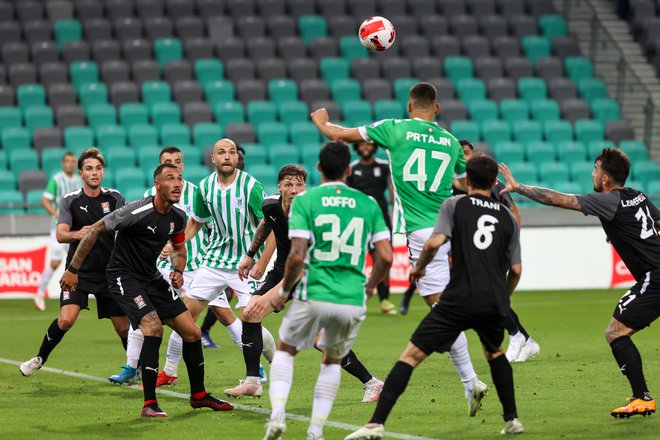 Prvi dvoboj v Stožicah je pokazal, da je Olimpija boljša od Differdangeja, a to morajo potrditi tudi ljubljanski dolžniki Ivan Prtajin, Agustin Doffo in drugi napadalnejši igralci. FOTO: Črt Piksi/Delo
