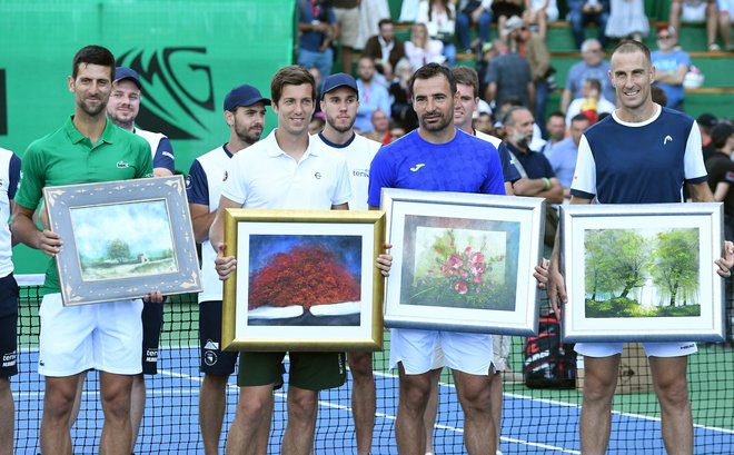 Medtem ko še upa na nastop na OP ZDA, je Novak Đoković (levo) v Visokem v BiH ob vznožju slovitih piramid igral na ekshibicijskem teniškem turnirju. Udeležil se ga je tudi najboljši slovenski igralec Akjaž Bedene (levo ob Đokoviću). FOTO: Elvis Barukčić/AFP
