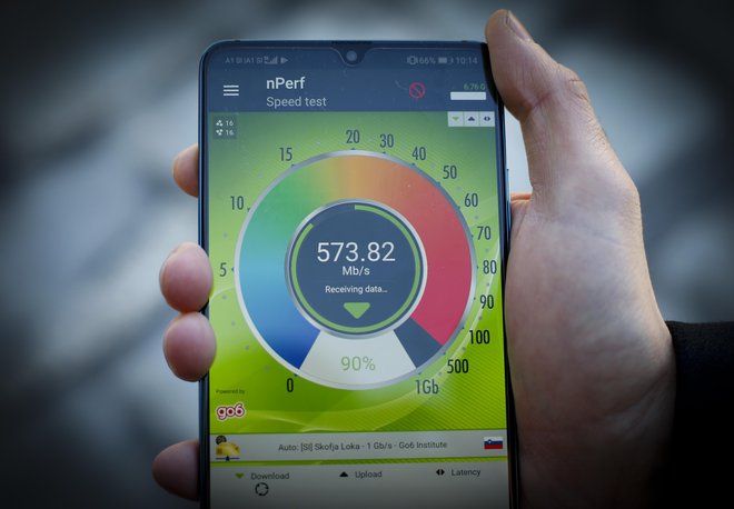 5G v primerjavi s predhodnimi mobilnimi omrežji omogoča veliko višje hitrosti prenosa. FOTO: Matej Družnik/Delo
