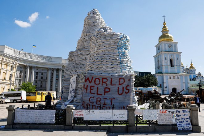 Zaščita spomenikov se zdi jalova, saj Rusi neselektivno obstreljujejo mesta s težko artilerijo in raketami. Foto Ludovic Marin/AP
