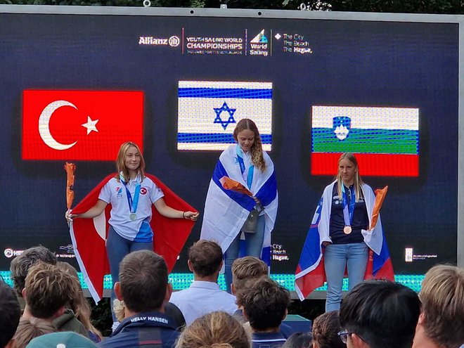 Mlada jadralka Lina Eržen v družbi Izraelke in Turkinje. FOTO: JZS
