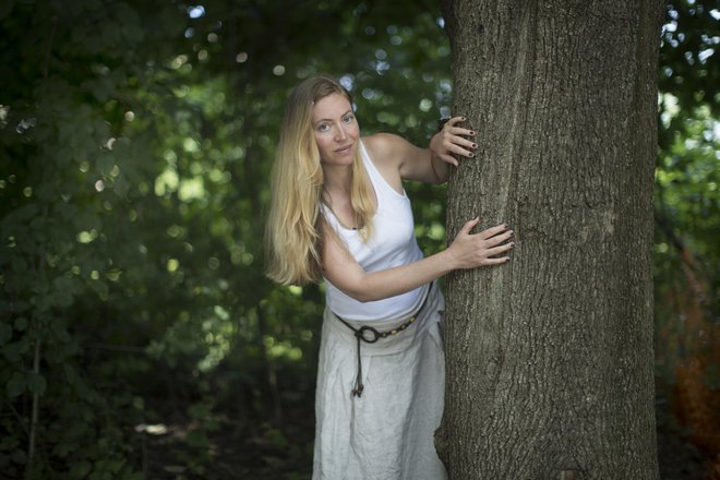 &raquo;Ne moreš prižigati drugih vži&shy;galic, če je tvoja ugasnila,&laquo; se Luna drži misli Ursule K. Le Guin. FOTO: Jure Eržen
