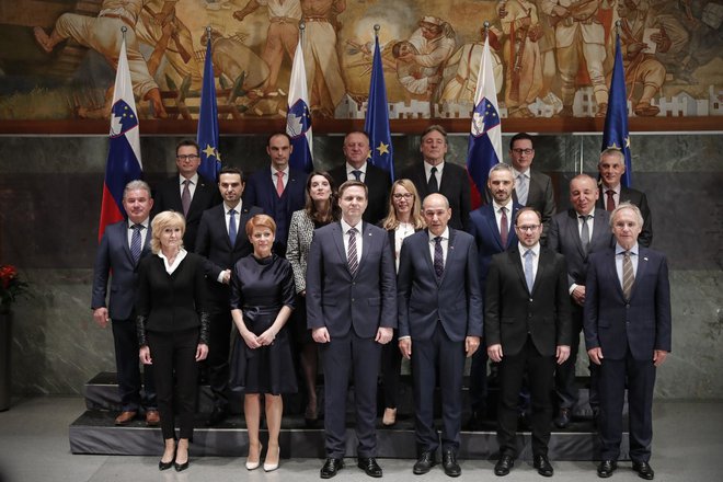 Pri Mladini pišejo, da tega ni storila še nobena prejšnja vlada, vlada Janeza Janše pa je za to sprejela posebno uredbo na seji vlade. FOTO: Uroš Hočevar/Delo
