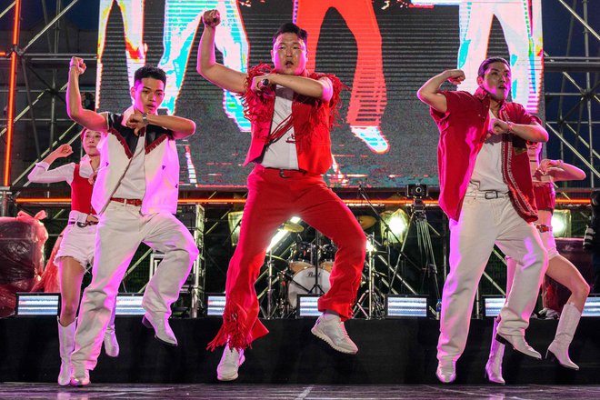 Gangnam Style, skladba, ki se je norčevala iz premožnega okrožja v Seulu, je leta 2012 v nekaj tednih postala globalni megahit. FOTO: Anthony Wallace/AFP
