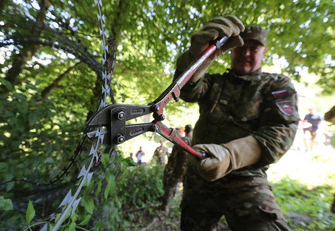 Danes je dvanajst pripadnikov Slovenske vojske odstranilo prve metre žice na meji. FOTO: Dejan Javornik/Slovenske novice
