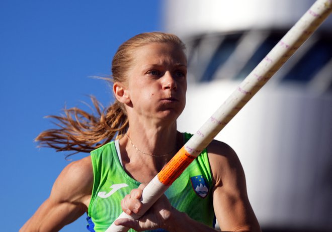 Tina Šutej (na fotografiji) med nastopom v kvalifikacijah, ko se je skozi šivankino uho prebila v finale. FOTO: Aleksandra Szmigiel/Reuters
