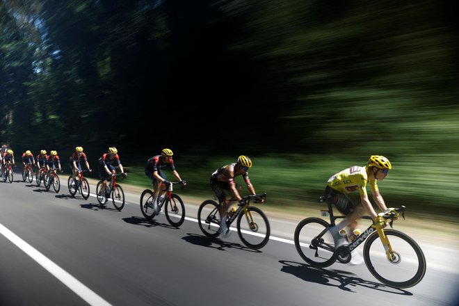 Jonas Vingegaard in kolegi med petkovo 13. etapo, ki je kolesarje popeljala do Saint-Etienna. FOTO: Christian Hartmann/Reuters
