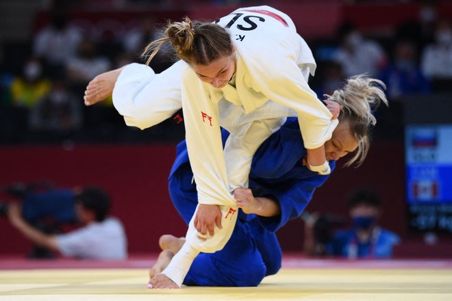 Kaja Kajzer (zgoraj) med dvobojem s Kanadčanko Jessico Klimkait&nbsp;na olimpijskih igrah v Tokiu. FOTO:&nbsp;Franck Fife/AFP
