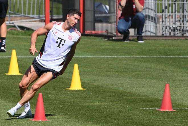 Robert Lewandowski med enim zadnjih treningov v klubski opravi Bayerna. FOTO: Christof Stache/AFP
