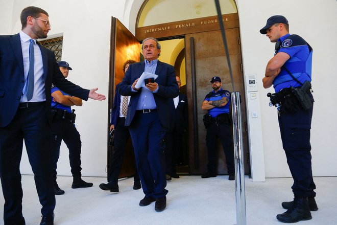 Michel Platini zapušča sodišče v švicarski&nbsp;Bellinzoni, kjer so ga 8. julija skupaj&nbsp;z nekdanjim predsednikom Fife Seppom Blatterjem oprostili vseh obtožb.&nbsp;FOTO: Arnd Wiegmann/Reuters
