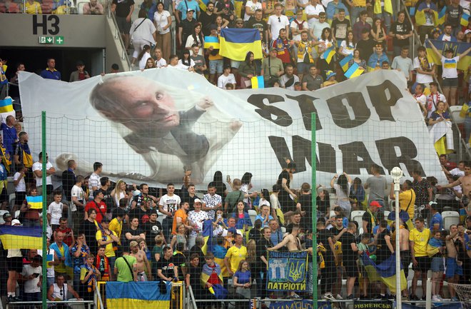 Uefa in Fifa sta izključili ruske nogometne ekipe iz svojih tekmovanj zaradi ruske invazije na Ukrajino. FOTO: Kacper Pempel/Reuters
