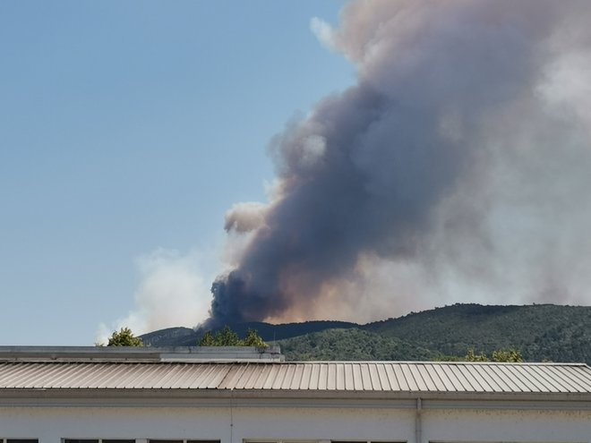 Požar se širi proti Kostanjevici na Krasu in Cerju, ki je že obsežno gorel pred leti. FOTO: Sandra Intihar
