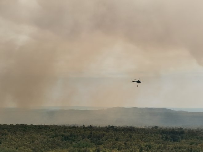 Požar pomagajo gasiti helikopterji. FOTO: Sandra Intihar
