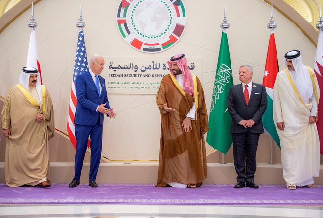 Po sili razmer &ndash; in v iskanju nižjih cen nafte &ndash; ZDA s Savdsko Arabijo spet tkejo tesnejše vezi, umor izpred nekaj let pa ostaja nepojasnjen. FOTO: Reuters

