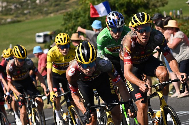 Primož Roglič (v ospredju) je drugo leto zapored predčasno končal Tour de France. FOTO: Marco Bertorello/AFP
