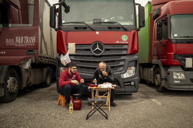 Najpogostejši vzrok prometnih nesreč, ki jih povzročijo vozniki tovornih vozil, je v zadnjih petih letih nepravilen premik z vozilom. FOTO: Voranc Vogel/Delo
