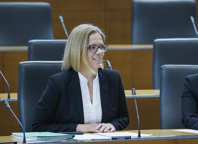 Ministrica za javno upravo Sanja Ajanović Hovnik je po pogajanjih pojasnila, da je vlada predlagala dvig vrednosti plačnih razredov v višini polovice napovedane osemodstotne inflacije za letos.

Foto Jože Suhadolnik
