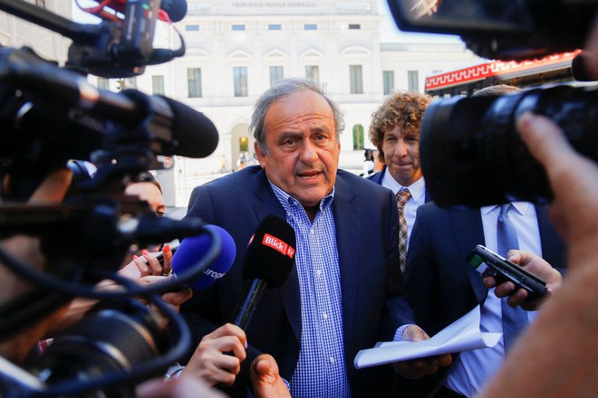 Michel Platini pred novinarji. FOTO: Arnd Wiegmann/Reuters
