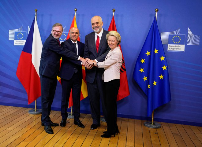 Češki premier Petr Fiala, severnomakedonski premier Dimitar Kovačevski, albanski premier Edi Rama in predsednica evropske komisije Ursula von der Leyen med današnjim srečanjem v Bruslju. FOTO: Reuters
