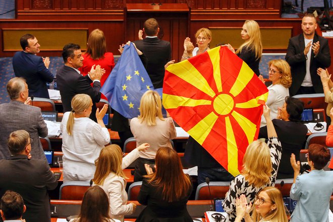 Makedonski parlament je konec prejšnjega tedna potrdil dogovor, ki je odprl pot začetku pristopnih pogajanj. FOTO: Ognen Teofilovski/Reuters
