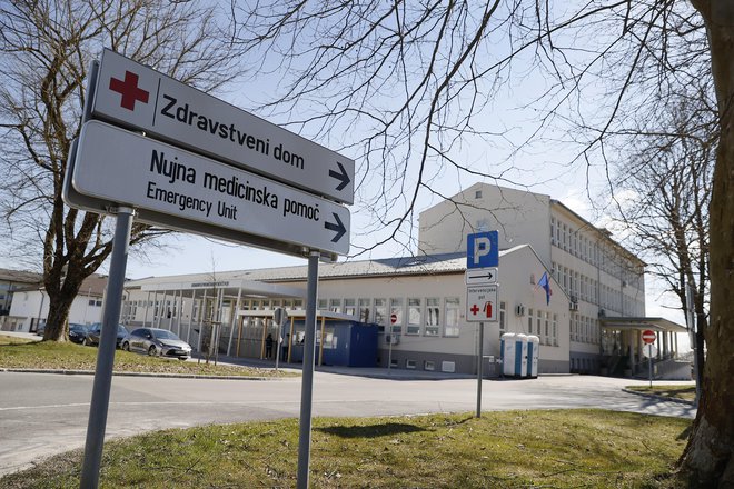 Nekaj nočnih terminov v okviru nujne medicinske pomoči bo v naslednjih tednih ostalo nepokritih z zdravniškim kadrom. FOTO: Leon Vidic/Delo
