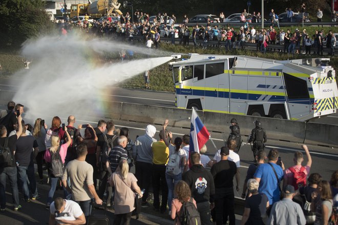 Uporaba vodnega topa na protestih v Ljubljani. FOTO: Jure Eržen/Delo
