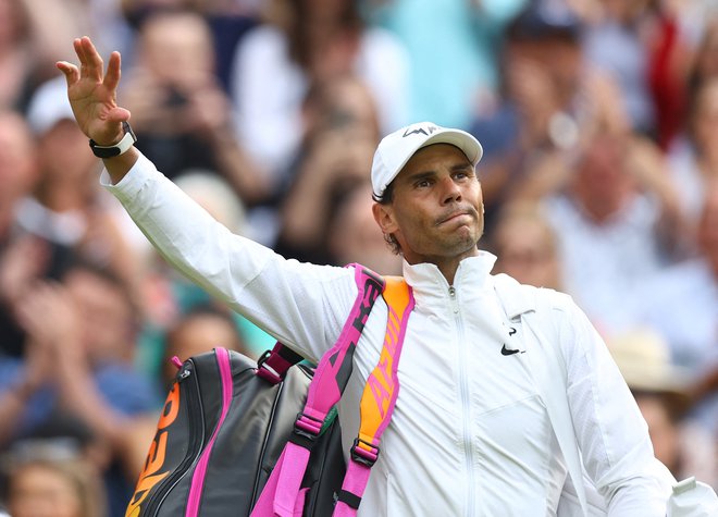 Rafael Nadal je po velikem boju v četrtfinalu Wimbledona ugnal Američana Taylorja Fritza, nato pa predal polfinalni obračun z Avstralcem Nickom Kyrgiosom. FOTO: Hannah Mckay/Reuters
