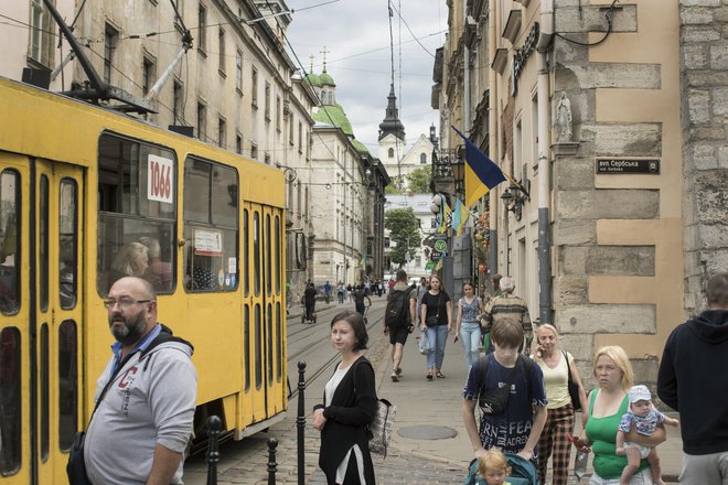 V Lvovu, mestu v zaledju vojne,&nbsp;živi približno za tretjino&nbsp;več ljudi kot pred začetkom ruske agresije. FOTO: Jure Eržen/Delo
