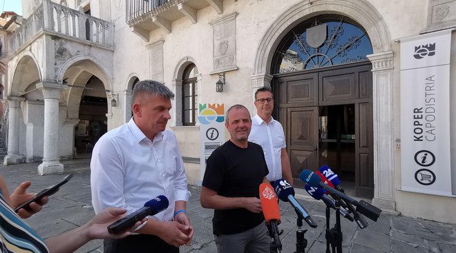 Minister za okolje je obiskal istrske župane zaradi nujnih ukrepov ob pomanjkanju vode. Z leve: direktor Rižanskega vodovoda Martin Pregelj, minister za okolje Uroš Brežan in župan Kopra Aleš Bržan.

Foto Boris Šuligoj
