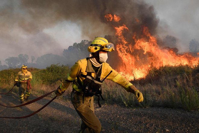 Več tisoč ljudi v Španiji je moralo zaradi širjenja požarov v zadnjih dneh oditi od doma. FOTO: Miguel Riopa​/AFP
