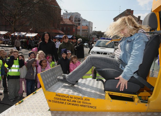 Simulacija trka pokaže, kako pomembno je, da smo v avtomobilu pripeti z varnostnim pasom. Foto Tadej Regent
