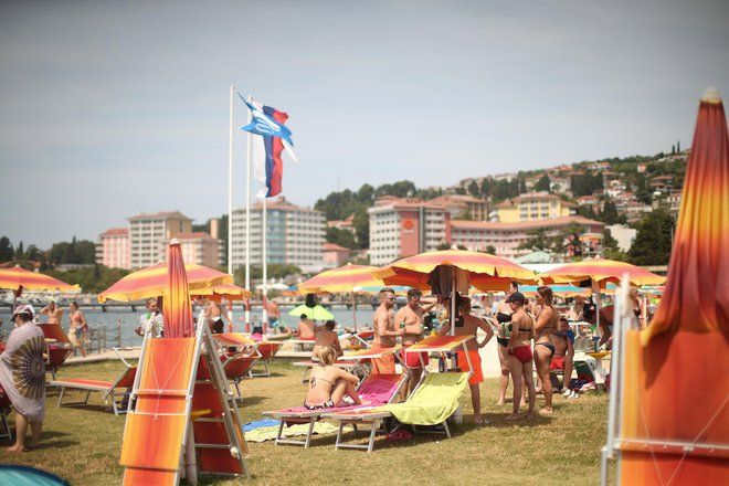 Zdravniki imajo veliko dopusta, k temu pa je zdaj potrebno dodati še neizrabljenega iz časa epidemije. FOTO: Jure Eržen/Delo
