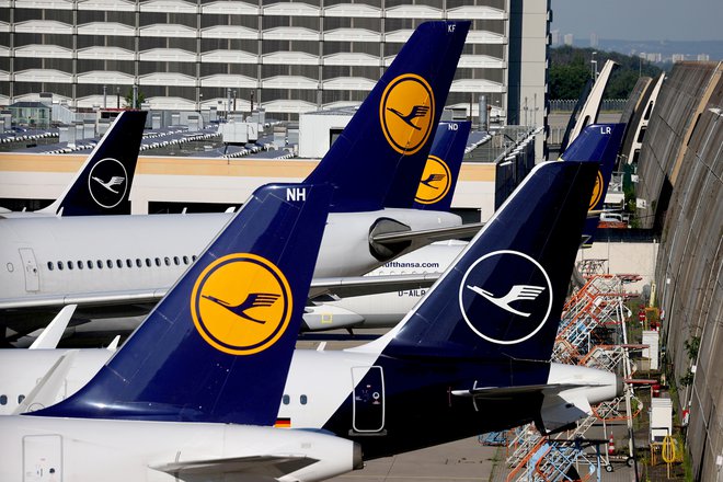 Zaradi pomanjkanja delavcev imajo na nemških letaliških izjemno velike težave pri oskrbi potnikov. FOTO: Kai Pfaffenbach/REUTERS
