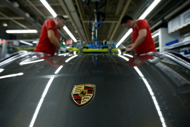 Borzna vrednost Porscheja naj bi znašala okoli 60 milijard evrov, kar je 20 milijard evrov manj od prvotnih pričakovanj.

Foto Ralph Orlowski/Reuters
