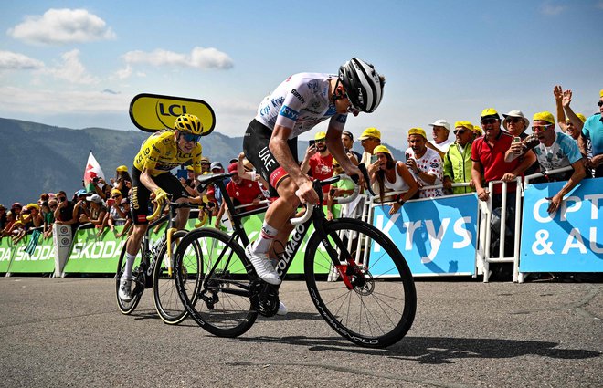 Šprint na koncu gorske etape. FOTO: Marco Bertorello Afp
