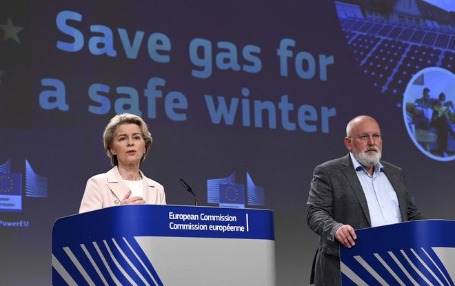 Predsednica evropske komisije Ursula von der Leyen in&nbsp;podpredsednik Frans Timmermans&nbsp;verjameta, da bo EU prestala preizkus, pred katerim se je znašla zaradi vojne v Ukrajini. FOTO: John Thys/Afp
