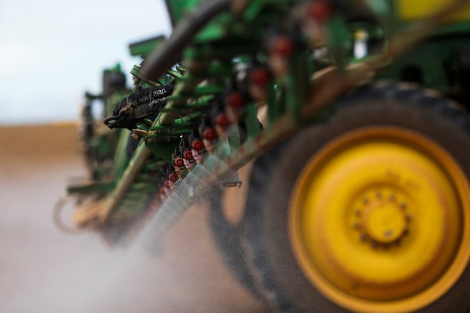 Slovenija bo predvidoma morala uporabo pesticidov do leta 2030 zmanjšati za 50 odstotkov. FOTO: Adriano Machado/Reuters
