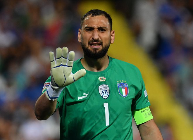 Gianluigi Donnarumma je priljubljen med nogomeetnimi kolegi, med katerimi še posebej spoštuje strejše igralce z avtoriteto. FOTO: Jennifer Lorenzini/Reuters
