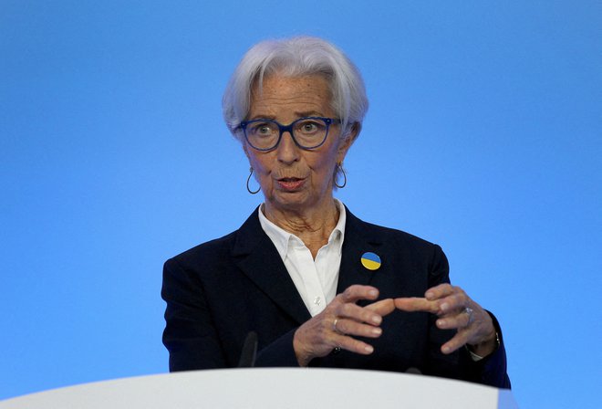 Predsednica ECB Christine Lagarde pričakuje, da bo nezaželeno visoka inflacija vztrajala še nekaj časa, in napoveduje nadaljnjo normalizacijo denarne politike. FOTO: Daniel Roland/Pool via Reuters
