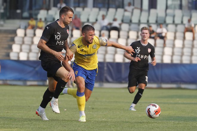 Koprčani so v prvem polčasu prevladovali in si pripravljali priložnosti, nato pa prejeli zadetek v enem prvih napadov drugega polčasa. FOTO: Leon Vidic/Delo
