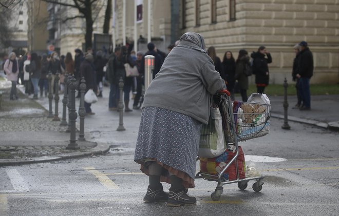 Do pomoči iz programa bodo upravičene tudi upokojene ženske, še posebej starejše od 75 let. FOTO:&nbsp;Blaž&nbsp;Samec/Delo
