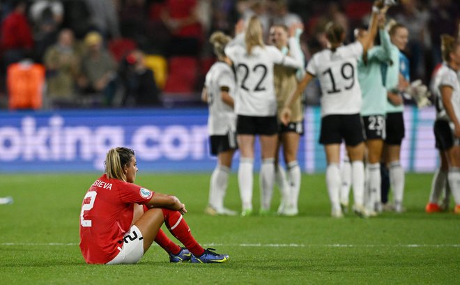 Avstrijska nogometašica Marina Georgieva razočarana spremlja slavje nemške reprezentance v Brentfordu. FOTO:&nbsp;Dylan Martinez/Reuters
